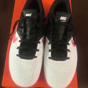 Nike Metcon pink, black & white